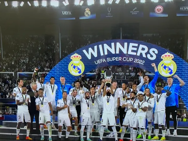Real Madrid se hizo fuerte en Finlandia y se proclamo campeón de la Supercopa de Europa ganandolé 2 a 0 al Eintracht Frankfurt.