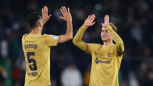 Tiene 18 años, juega como Busquets y se apunta de reemplazo de De Jong en Barça