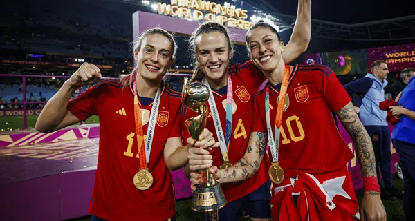 Tras consagrarse campeóna con España, la número 10 del seleccionado replicó una foto que dio la vuelta al mundo