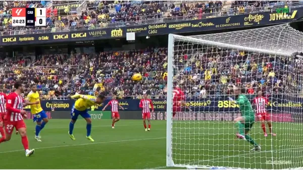 (VIDEO) Algo que no se veía antes, defensa dormida del Atleti y Cádiz anotó