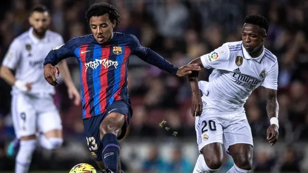 Vinicius estaba amonestado cuando pisó a Jules Koundé en el talón de aquiles, pero el árbitro decidió no expulsarlo