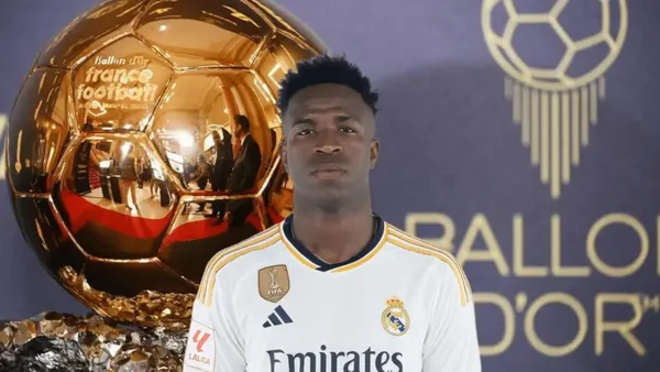 Vinicius Junior con la camiseta del Real Madrid y el Balón de Oro de fondo.