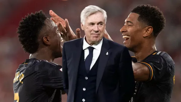 Vinicius y Bellingham festejan su gol, mientras Ancelotti mira.