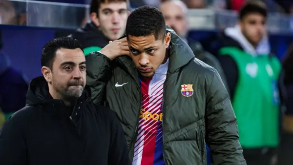 Vitor Roque como suplente en el FC Barceloan y Xavi Hernández en guardia.