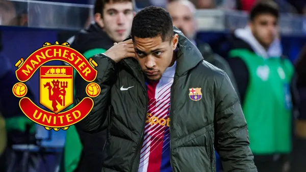 Vitor Roque en el FC Barcelona, el escudo del Manchester United a su lado.