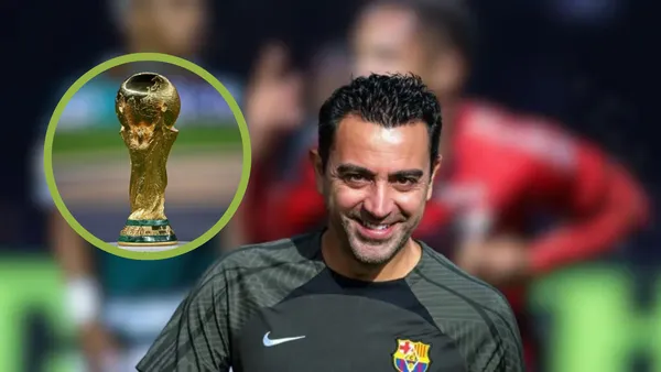 Xavi sonríe, a su derecha la Copa del Mundo.