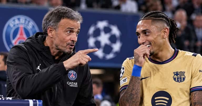 Luis Enrique dio indicaciones a Raphinha en pleno PSG vs Barcelona y lo hizo reír