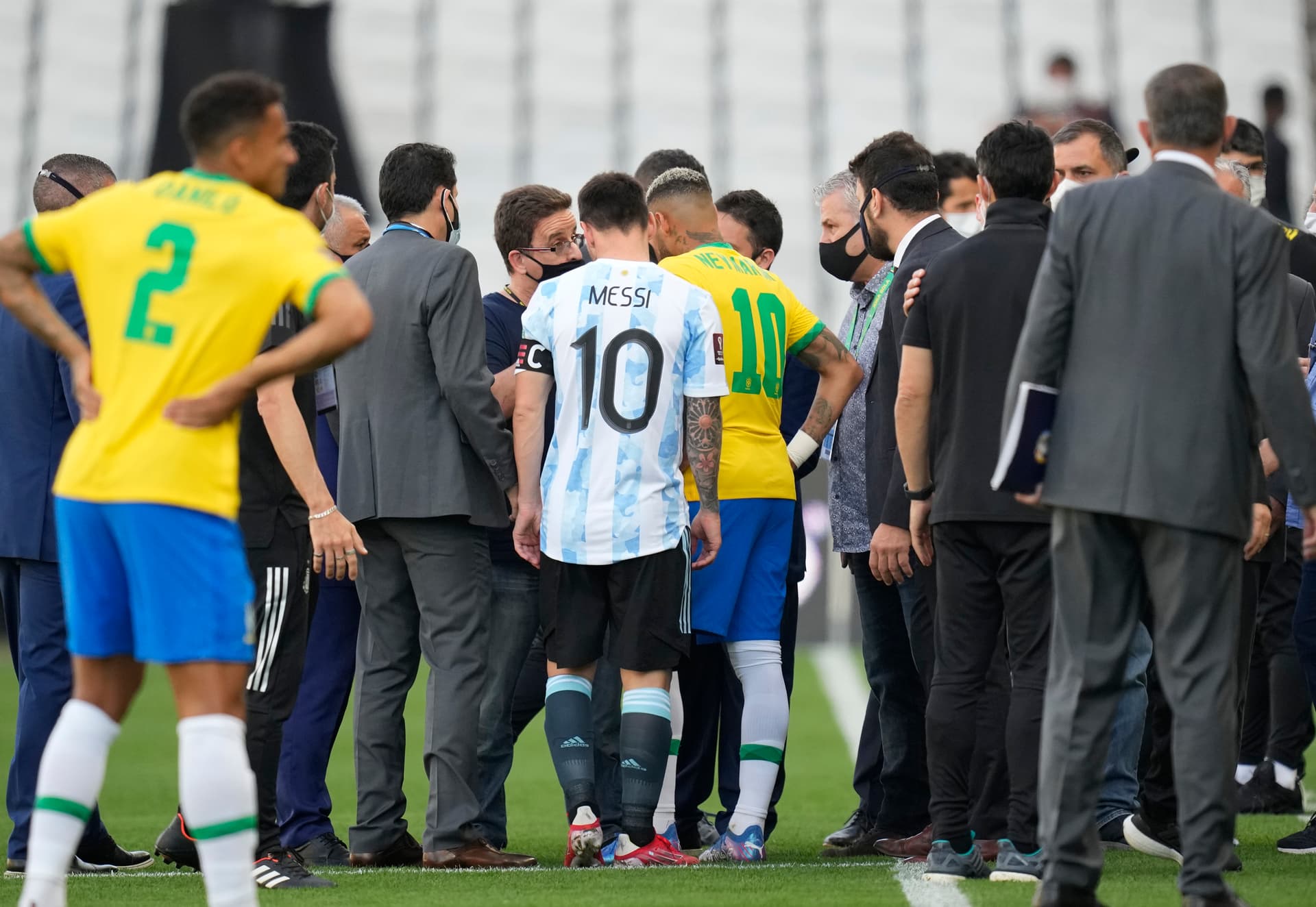 5 minutos de juego, horas de escándalo. Finalmente el partido entre Brasil y Argentina se suspendió de forma definitiva y según informó el ente mayor del fútbol, es hasta nuevo aviso.