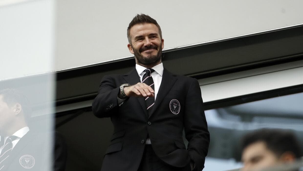 A casi diez años de su retiro profesional, David Beckham aún sigue siendo de un atractivo comercial enorme. Y lo explota en gran forma. Detalles de una vida lujosa.
