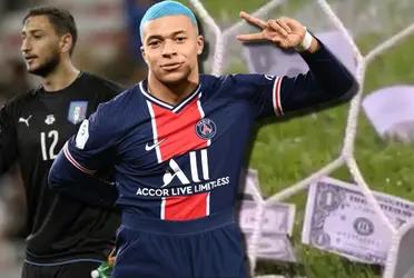 A Gianluigi Donnarumma le lanzaron billetes en su regreso al estadio de AC Milán, y Kylian Mbappé no dudó en reaccionar