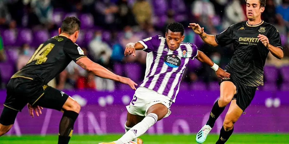 A la joya del Valladolid se le destaca su velocidad y dribleo en esas condiciones. Solo dos defensores pueden neutralizarlo.