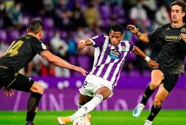 A la joya del Valladolid se le destaca su velocidad y dribleo en esas condiciones. Solo dos defensores pueden neutralizarlo.