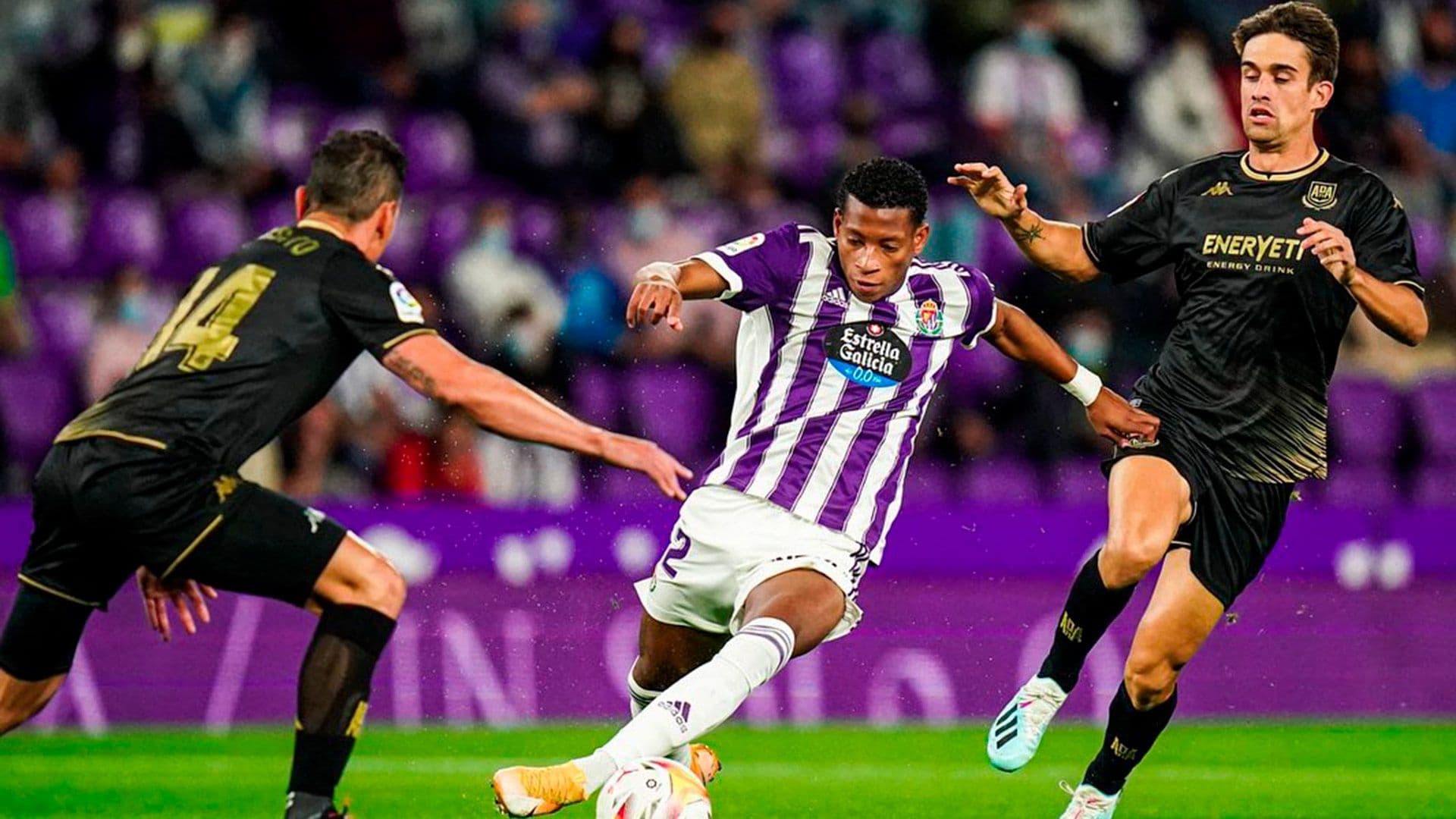 A la joya del Valladolid se le destaca su velocidad y dribleo en esas condiciones. Solo dos defensores pueden neutralizarlo.