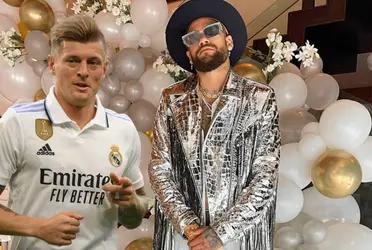 A pesar de estar lesionado, el crack brasileño disfruta de eventos nocturnos con sus amigos, todo lo contrario al mediocampista alemán