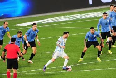 A pesar de haber tenido sinsabores junto al Fc Barcelona, está a la vista que en 2021 y de la mano de varias actuaciones notables el astro argentino merece el Balón de Oro. Detalles de un año a todo juego para la Pulga.