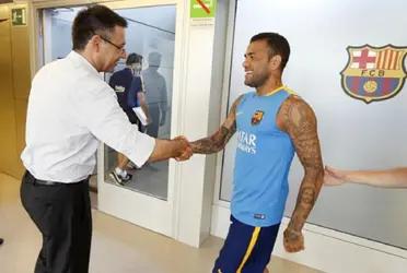 A pesar de las notorias diferencias que Dani Alves tenía con el expresidente del Barcelona, el lateral brasileño ofreció dejar las diferencias de lado y ponerse al servicio de la institución blaugrana en 2019. Bartomeu hizo oídos sordos al llamado al diálogo.