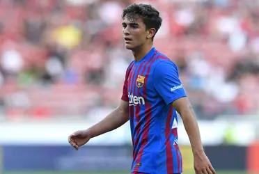 A pesar de ser considerado de los mejores del equipo y ser una futura estrella del fútbol, aún sigue siendo un niño de 17 años, y sus compañeros le atan los cordones de los botines ya que el propio futbolista declaró que no lo sabe hacer.