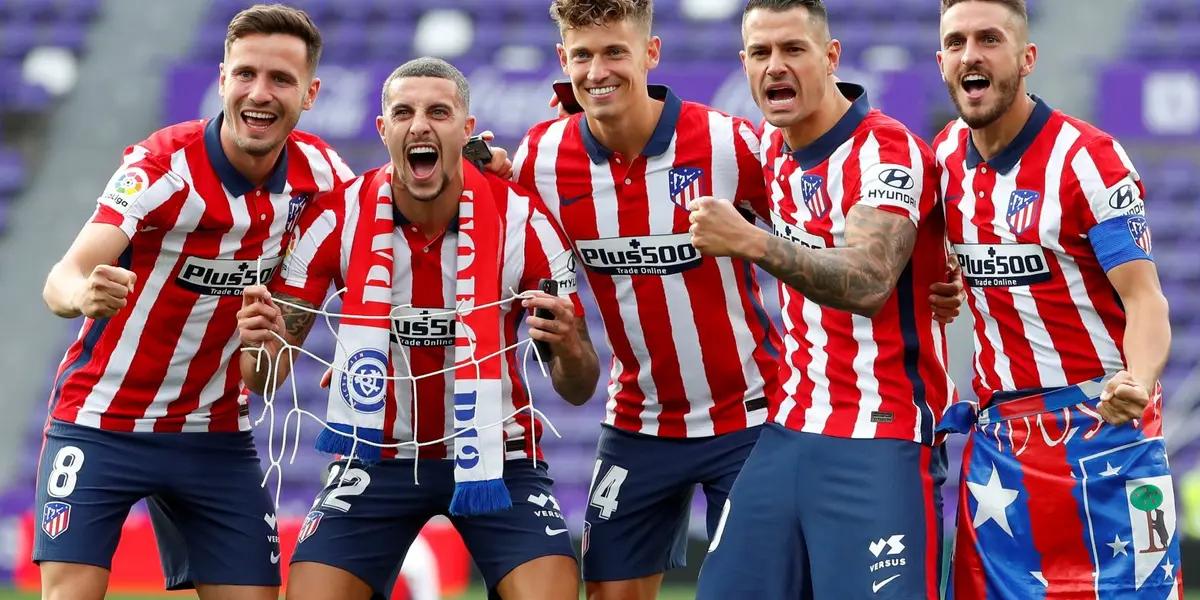 Al finalizar el encuentro se pudo ver al español abrazado con el preciado objeto.