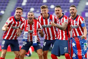 Al finalizar el encuentro se pudo ver al español abrazado con el preciado objeto.