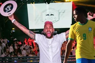 Al mismo tiempo que el astro brasileño disfruta fuera de las canchas, el canterano promete ser la gran revelación del fútbol internacional