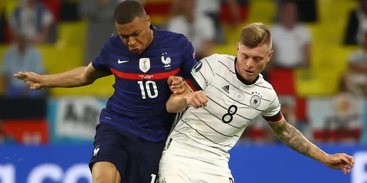 Al tiempo que se alegró por la salida de Messi del FC Barcelona, a quines consideran rivales directos en LaLiga, el alemán Toni Kroos se pronunció respecto del posible arribo de Kylian Mbappé a la Casa Blanca.