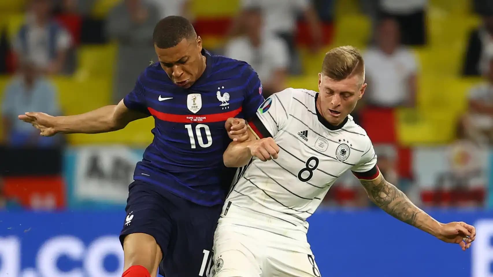 Al tiempo que se alegró por la salida de Messi del FC Barcelona, a quines consideran rivales directos en LaLiga, el alemán Toni Kroos se pronunció respecto del posible arribo de Kylian Mbappé a la Casa Blanca.