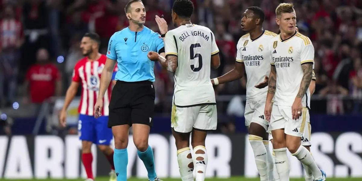 Alberola Rojas arbitrando un Real Madrid vs Atlético
