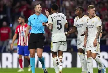 Alberola Rojas arbitrando un Real Madrid vs Atlético