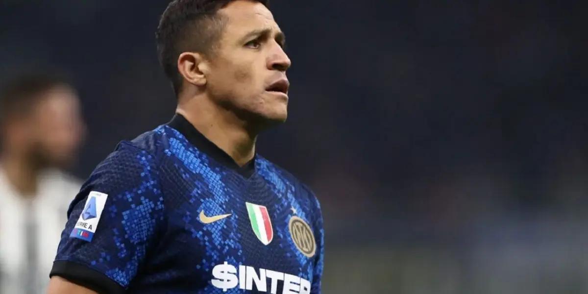 Alexis Sánchez está incluido de forma totalmente inesperada en la lista de opciones de Xavi y Laporta para reforzar la delantera del conjunto culé. El futbolista chileno abandonó la Ciudad Condal en el año 2014 tras tres temporadas y tiene posibilidades de volver.