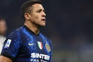 Alexis Sánchez está incluido de forma totalmente inesperada en la lista de opciones de Xavi y Laporta para reforzar la delantera del conjunto culé. El futbolista chileno abandonó la Ciudad Condal en el año 2014 tras tres temporadas y tiene posibilidades de volver.