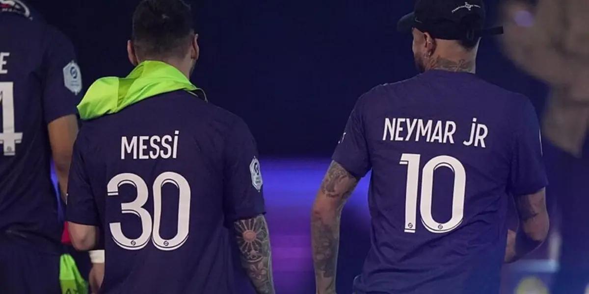 Ambos futbolistas tuvieron la misma reacción cuando sus compañeros festejaban.