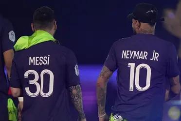 Ambos futbolistas tuvieron la misma reacción cuando sus compañeros festejaban.