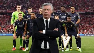 Ancelotti cruzado de brazos y la alineación del Madrid en sus espaldas.