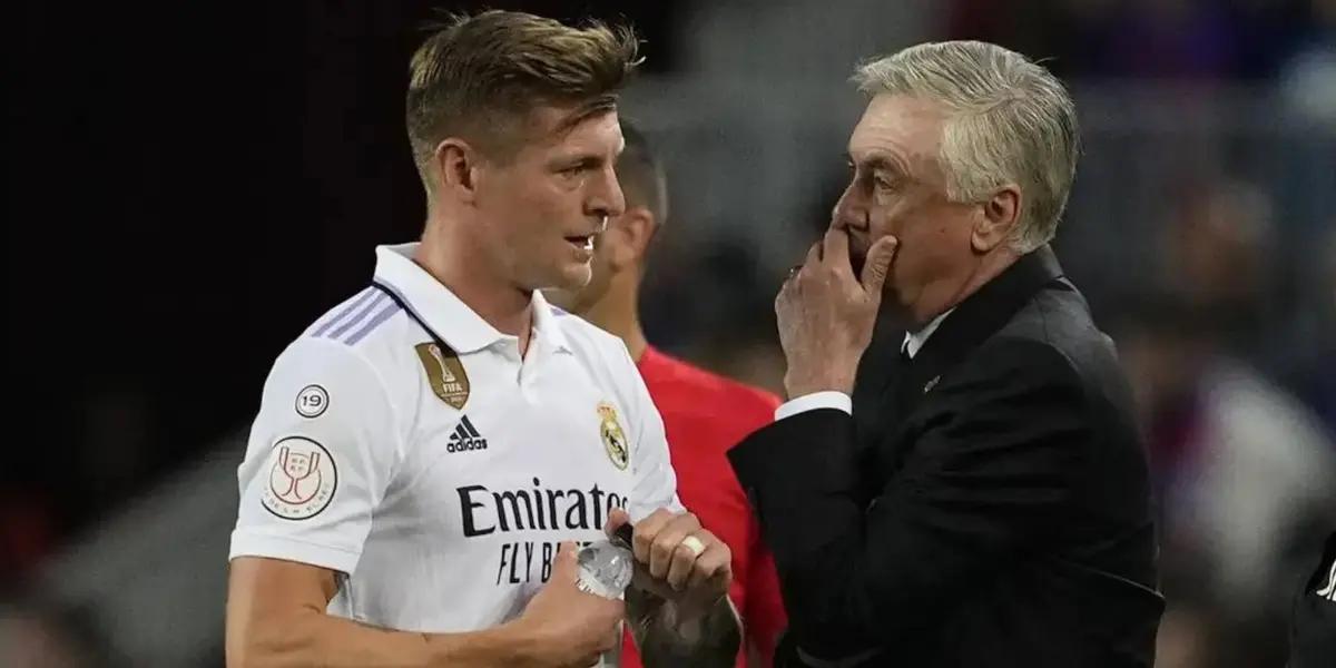 Ancelotti le da indicaciones a Kroos.