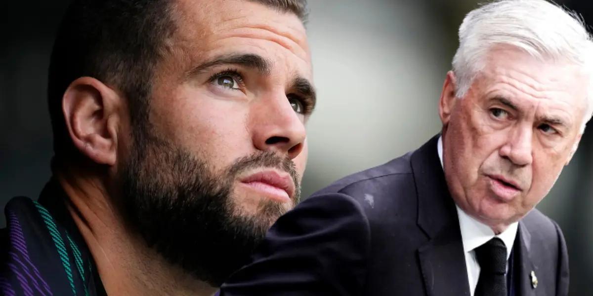 Ancelotti mirando de reojo a Nacho, quien observa hacia arriba.