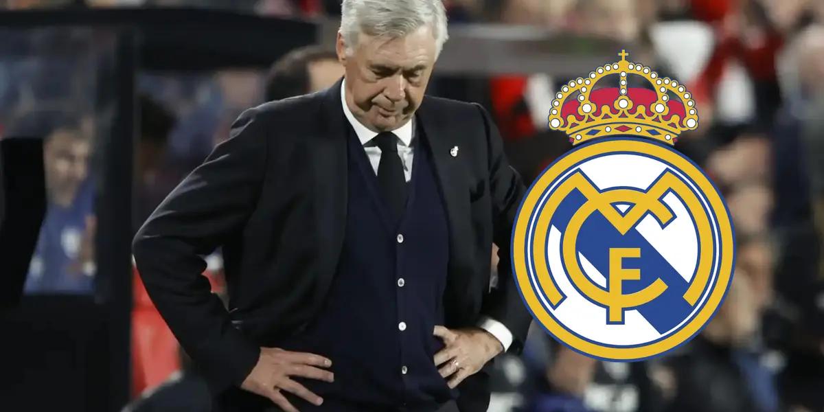 Ancelotti se lamenta, a su izquierda el escudo del Real Madrid.