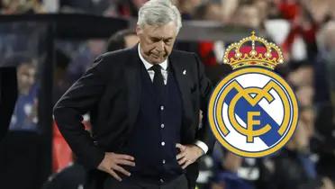 Ancelotti se lamenta, a su izquierda el escudo del Real Madrid.