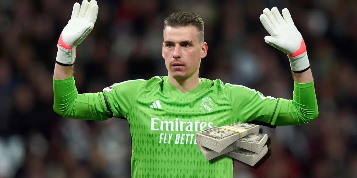Andriy Lunin en medio de un partido con el buzo de arquero del Real Madrid.