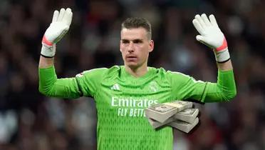 Andriy Lunin en medio de un partido con el buzo de arquero del Real Madrid.