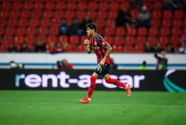 Ante los posibles ofrecimientos del Sevilla y el Tottenham, el mejor destino para Piero Hincapié sería La Liga debido a su clima, la posibilidad de ser titular y el posible salto a un gran equipo europeo.