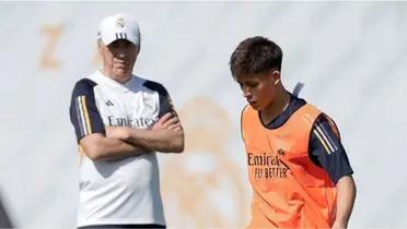 Arda Güler con Carlo Ancelotti en el entrenamiento del Real Madrid