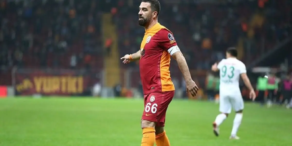 Arda Turan volvió a jugar después de un tiempo en el Galatasaray de Turquía y al ex Barcelona y Atlético Madrid se lo notaba visiblemente excedido de peso.