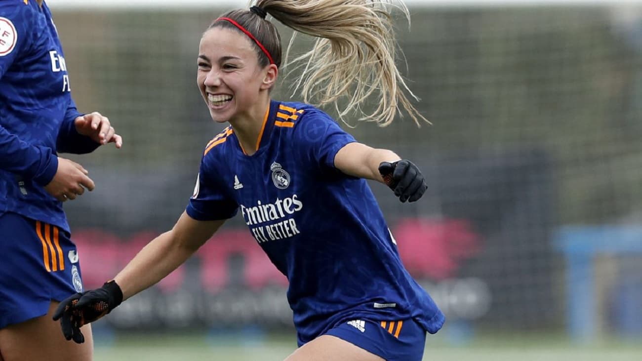 Athenea del Castillo es la gran figura y goleadora del Real Madrid Femenino. La delantera de 21 años es la gran esperanza de la casa blanca de dar vuelta la serie ante el Barcelona Femenino en la UEFA Champions League.