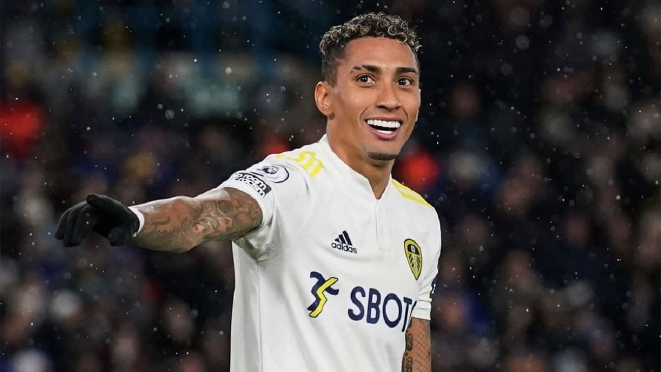 Barcelona busca hace meses un extremo para reforzarse de cara a la próxima temporada. Raphinha es el favorito y se tiene un acuerdo en su contrato hace meses, solo restaría acordar con el Leeds que de perder la categoría la cláusula del brasileño pasaría de 75 a 25 millones.