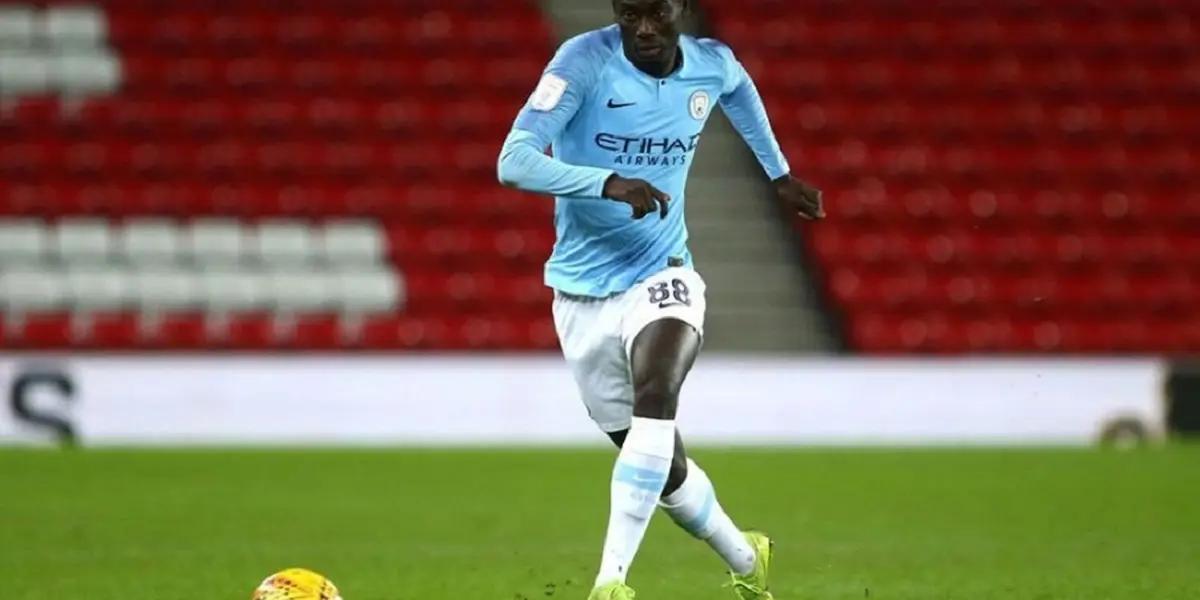 Barcelona cerró el fichaje del defensor senegalés Alpha Dionkou. El ex jugador del Manchester City se sumará a la filiar del club culé.