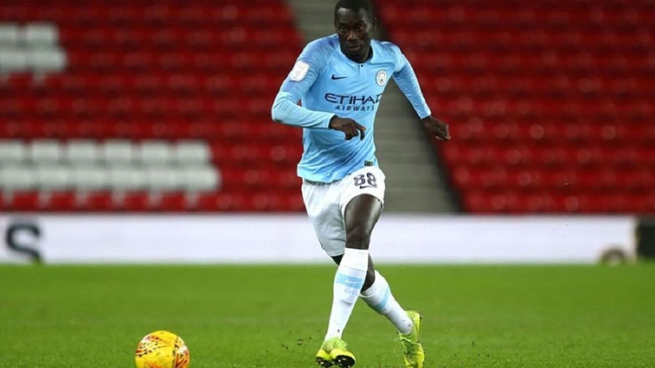 Barcelona cerró el fichaje del defensor senegalés Alpha Dionkou. El ex jugador del Manchester City se sumará a la filiar del club culé.