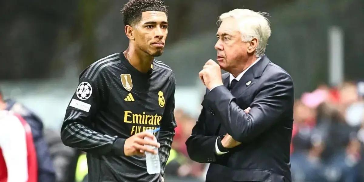 Bellingham resignado mientras se hidrata y Ancelotti le da indicaciones