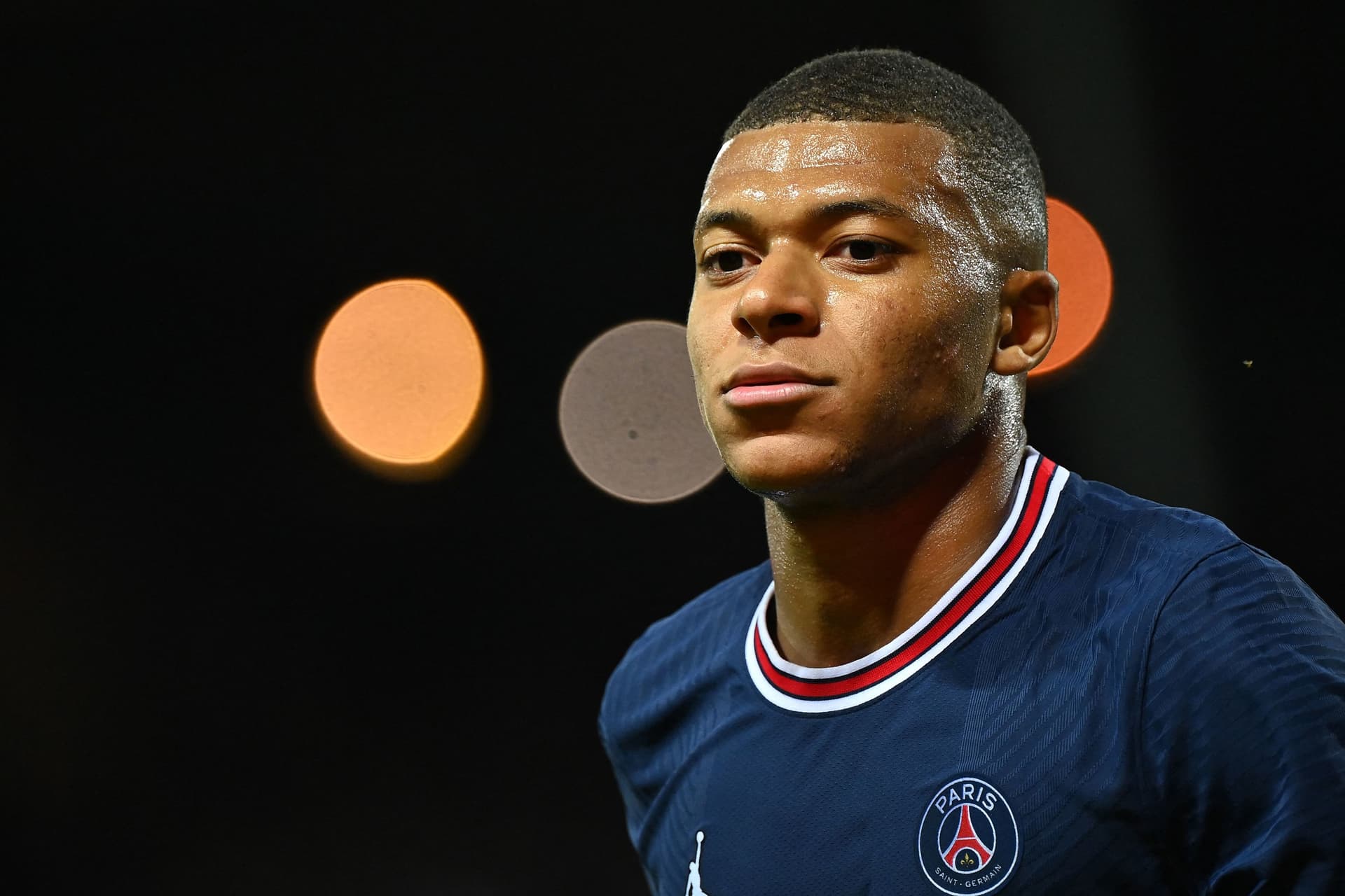 Bombazo en el mercado europeo, el PSG rechazó la oferta de 160 millones por Kylian Mbappé y le pide al Real Madrid que suba su precio. Recordemos que el futbolista francés queda libre el año que viene y esto es clave en la operación.