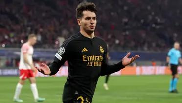 Brahim Díaz festejando con la camiseta del Real Madrid.