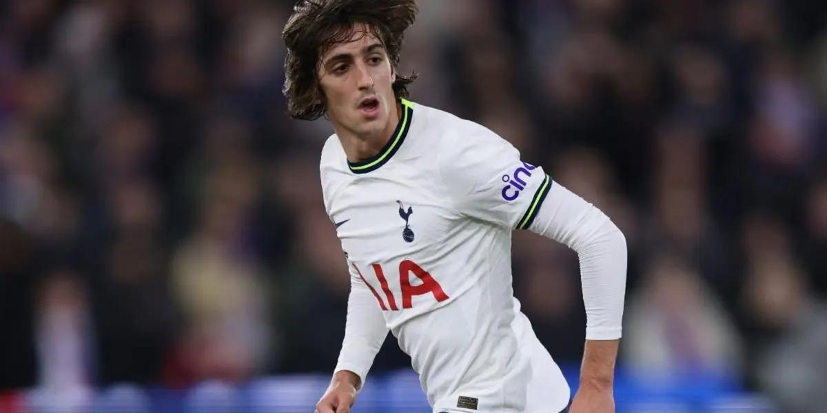 Bryan Gil en un partido con el Tottenham